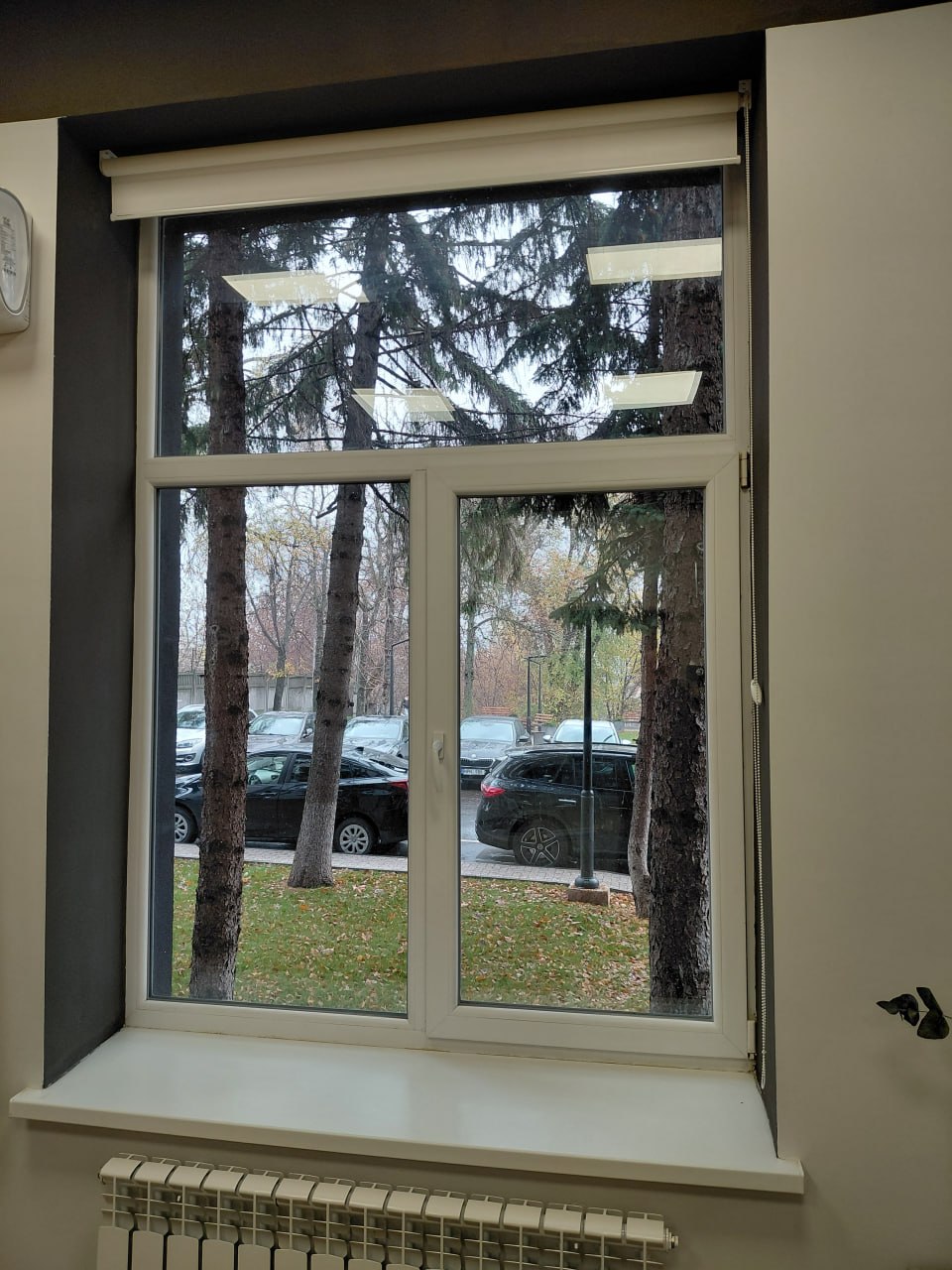 Fereastră PVC cu roletă — instalare office